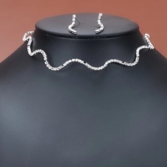 🎀 Stunning Rhinestone Earrings and Necklace set! - Picture 2 of 7